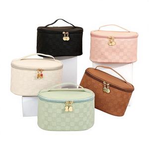 Bolsa de cosméticos de piel sintética con diseño de cuadrícula, impermeable, duradera, ligera, fácil de limpiar, espaciosa, para viajes - Product Image 2