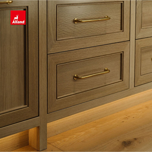 Sofisticato Mobile da <span class=keywords><strong>Cucina</strong></span> in Rovere Bianco con Pannello Shaker Integrato, Dettaglio Lineare Rotondo Radiante e Piano di Lavoro in Onice - Product Image 2