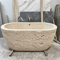Baignoire en pierre naturelle beige, baignoire en travertin poli, baignoire en pierre de travertin, décoration de salle de bain moderne et luxueuse
