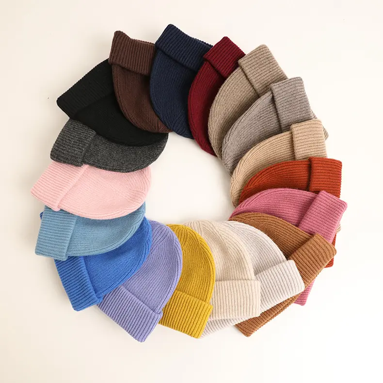 Sombrero de invierno de mujer de fábrica sólido 22 colores disponibles 100% gorro de punto de lana Merino logotipo personalizado letra gorro de lana pura