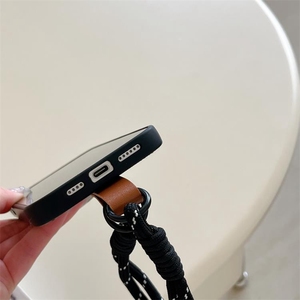 Nouveau Style français métal classique Logo étiquette couverture avec poignet corde suspendu étui de téléphone portable pour <span class=keywords><strong>iPhone</strong></span> 16 15 14 <span class=keywords><strong>13</strong></span> Pro Max - Product Image 2