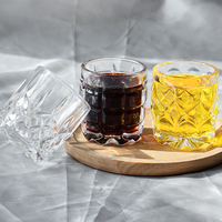 Verre à shot personnalisé 65 ml avec logo, base épaisse, design en relief, en cristal pour whisky, idéal pour les fêtes et bars à domicile, mini-gobelet à shot
