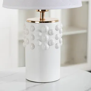 İskandinav lüks otel oturma yatak odası dekoru porselen komidin başucu işık beyaz masa lambaları