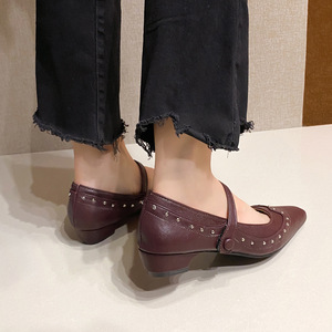 รองเท้าส้นเตี้ยสไตล์อังกฤษสำหรับผู้หญิง รุ่นเรโทร ประดับหมุด ส้นหนา หัวเหลี่ยม ไซส์ใหญ่พิเศษ หนังแท้ - Product Image 4