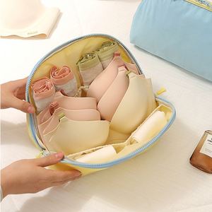 Sac de rangement pour sous-vêtements de voyage en polyester, durable et écologique, portable pour soutiens-gorge, chaussettes et vêtements moulants - Product Image 1