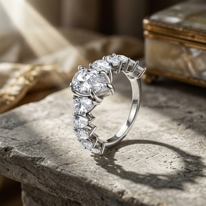 Anillo abierto de plata de ley S925 con hilera irregular de moissanita, anillo apilable de lujo para mujer, para regalo de compromiso. - Product Image 6
