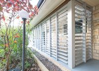 Fenêtre à persiennes en verre d'aluminium avec écran anti-moustique en acier inoxydable, volet de plantation, porte coulissante en aluminium.