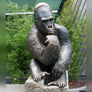 Prodotto di Tendenza: Bellissima Scultura Musicale di Gorilla Cantante in Ottone per Esterni - Product Image 5