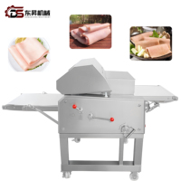 L'abattoir utilise une nouvelle machine à écorcher automatique professionnelle pour l'abattage des porcs et des moutons.