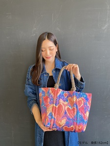 Bolso de mano de nailon para mujer con correa de hombro desmontable, bolso tote con bordado de letras y dije, disponible en 4 colores - Product Image 1
