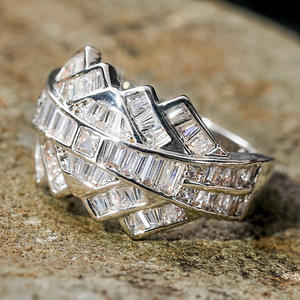 A338 Anello di Lusso in Argento con Diamanti per Donna, Taglio Baguette, Colore G Naturale, Gioiello di Fidanzamento - Product Image 1