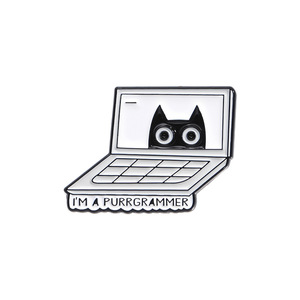 Divertente Spilla in Smalto a Forma di Gatto Nero con Scritta 'Don't Worry I'm From Tech Support' IT - Spilla Umoristica Carina per Zaino o Giacca - Regalo Geek - Product Image 4