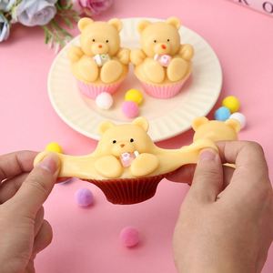 ของเล่นบีบคลายเครียดรูปเค้กหมีเนย TPR สำหรับเด็กอายุ 14 ปีขึ้นไป เหมาะสำหรับทุกเพศ ฝึกประสาทสัมผัส พัฒนาการประสานมือและตา เสริมสร้างการสื่อสารระหว่างพ่อแม่และลูก - Product Image 3