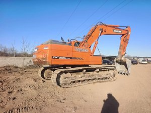 Prêt pour la construction : Excavatrice lourde d'occasion Doosan DX300LC 9C de 30 tonnes, faible nombre d'heures de travail, bien entretenue - Product Image 2