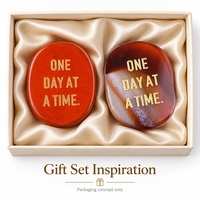 Gravierte Kristall-Handsteinchen mit Goldbuchstaben „One Day at a Time“ als Ermutigungsgeschenke und reflektierende Schreibtisch-Dekorationsakzente