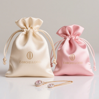 Pochette à bijoux en satin et sac en soie avec logo personnalisé pour emballage cadeau de luxe avec fermeture à cordon en beige et rose blush