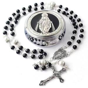 Rosario Católico de Primera Comunión con Cuentas de Perlas de Vidrio de 6 mm en Caja de Metal para Bebés Niños y Niñas - Product Image 3