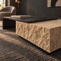 Ensemble de tables basses à plateau courbé avec bloc texturé imitation roche en ton or pour des aménagements de salon modernes et spacieux