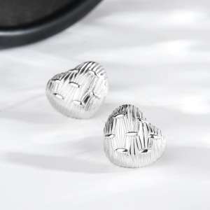 ต่างหูเม็ดเดี่ยวรูปหัวใจสีเงินสเตอร์ลิง925 | พื้นผิวไม่ก่อให้เกิดอาการแพ้เครื่องประดับทันสมัยรูปหัวใจแห่งความรัก - Product Image 3