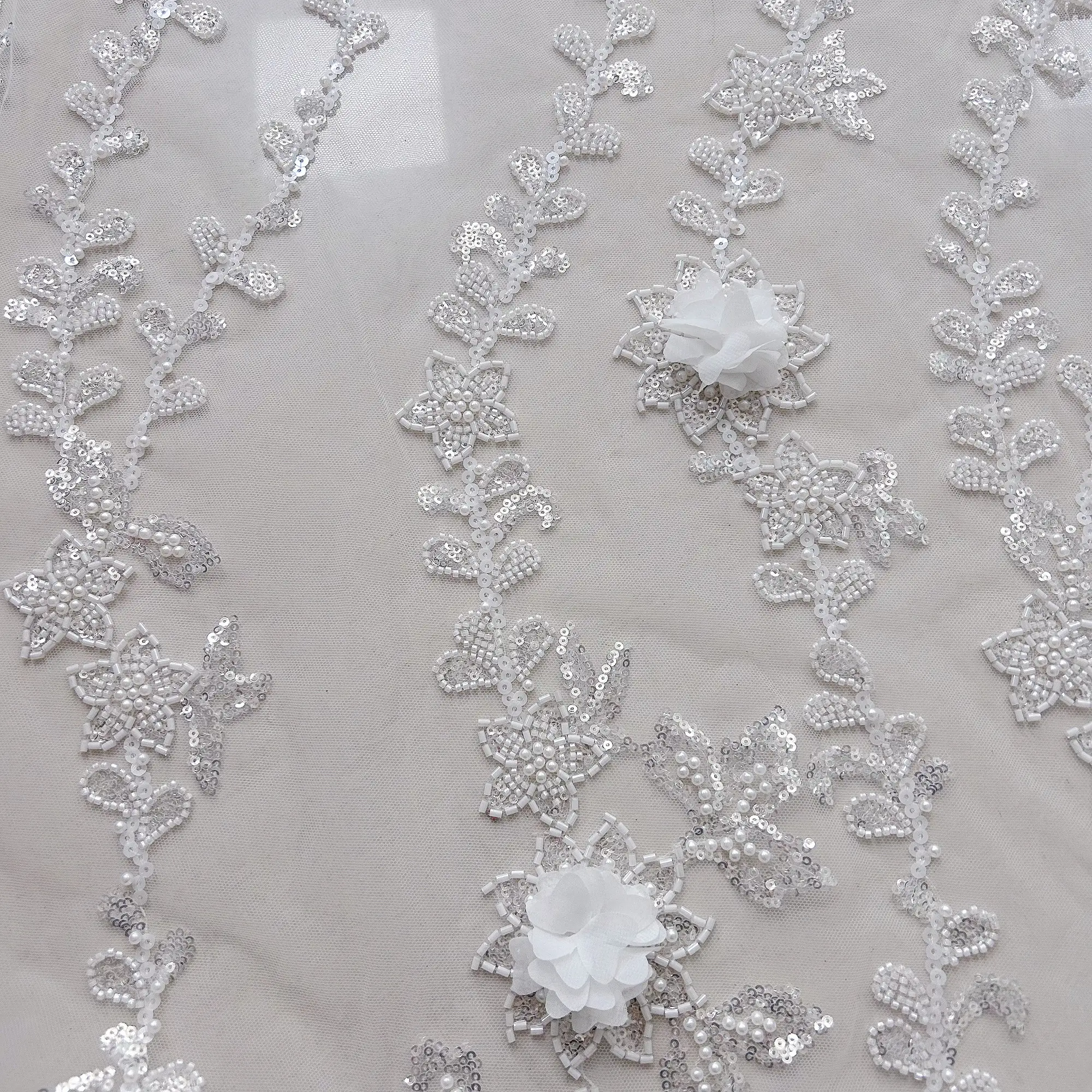 शादी की पोशाकों के लिए अनुकूलित सफेद मोती फूल मनका 3 डी सेक्विन जाल कढ़ाई कपड़े