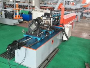 <span class=keywords><strong>Machine</strong></span> à fabriquer des profilés de charpente de toit en métal avec moteur et engrenage en acier coloré - Product Image 4