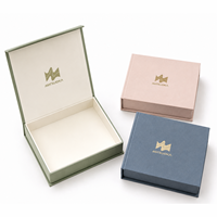 Boîte en papier rigide haut de gamme en forme de livre avec fermeture magnétique, emballage de luxe pour bijoux avec logo personnalisé et estampage doré
