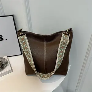 Cubo retro femenino 2024 otoño e invierno nuevo bolso transfronterizo Comercio exterior pelo ancho correa de hombro todo