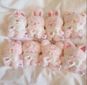 Porte-clés miniature Stray Kids (SKZ) - <span class=keywords><strong>Bang</strong></span> Chan, Lee <span class=keywords><strong>Yong</strong></span>-bok (Felix) - 5 cm - Série Sakura - Figurine miniature - Product Image 3