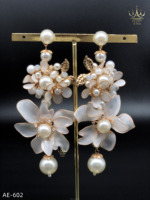 AE-602 FLODY Anting Wanita Mewah Buatan Tangan Berlapis Emas Mutiara Imitasi Bunga Gading Cair Buatan untuk Pernikahan Model Jepit/Tusuk