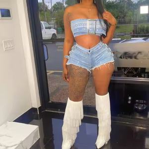 Ensemble en jean pour femme de haute qualité, style sexy, avec crop top et mini-short en denim délavé à l'acide et orné de strass, vente en gros - Product Image 2