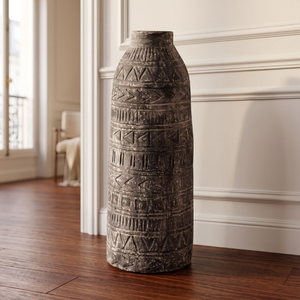 Vase de sol rustique gris anthracite antique de Bali, orné de motifs tribaux aztèques géométriques sculptés à la main, de forme cylindrique haute. - Product Image 2