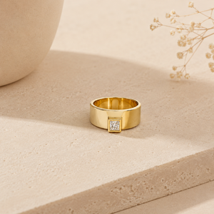 Bague solitaire en or jaune 18 carats avec diamant taille princesse, bague de fiançailles pour homme à large bande plate sertie clos, bijou signet moderne et raffiné - Product Image 2