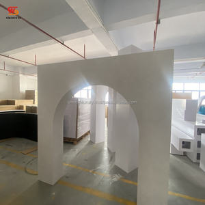 โคมระย้าอะคริลิคสีพิเศษที่แขวนอยู่ในพื้นหลังโค้งสำหรับงานแต่งงาน - Product Image 2