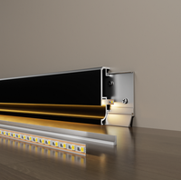 Plinthe élégante avec éclairage LED intégré pour accessoires de sol