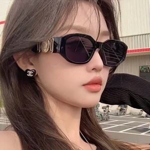 Gafas de Sol Dolce & Gabbana para Mujer, Montura Negra de PC, Protección UV400, Diseño con Medallón, Tipo 3 - Product Image 5