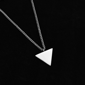 Collana Moderna con Nome Inciso al Laser, Triangolo Invertito in Argento, per Uomo e Donna - Product Image 1