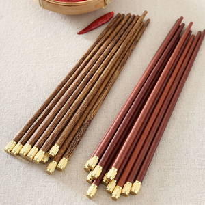 Baguettes de style chinois en bois, 4 pièces, chapeau métallique doré personnalisé, ailes de poulet - Product Image 1