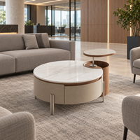 Table basse relevable WYRAX pour hall d'hôtel avec plateau supérieur surélevé, plateau latéral ouvert et base de rangement incurvée