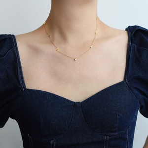 Collier en acier inoxydable plaqué or 18 carats style bohème avec pendentif fleur délicat et chaîne à maillons ornée de zircon 3A, idéal pour un cadeau d'anniversaire - Product Image 4