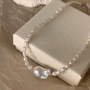 Collier de perles baroque élégant de style rétro français, chaîne de clavicule à grande queue de poisson avec niche naturelle - Product Image 4