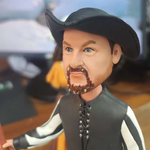 Statuetta personalizzata in argilla con immagine del personaggio per il suo anniversario - Product Image 3