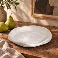 Plateau décoratif en céramique crème, forme organique irrégulière, plateau sculptural pour la décoration moderne de la maison