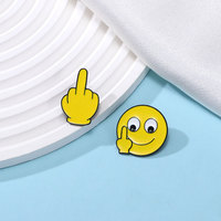 Broche en alliage émaillé jaune vif motif visage souriant avec doigt d'honneur, épinglette pour la décoration quotidienne des vêtements