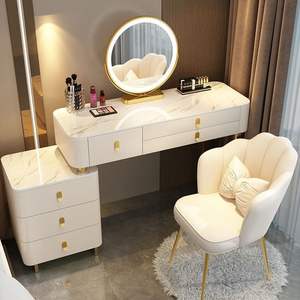 Tocador de maquillaje moderno con espejo iluminado, superficie de mármol blanco, mesa de tocador para dormitorio, uso adulto. - Product Image 1