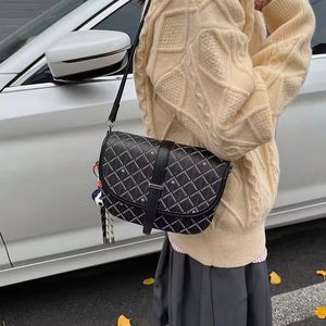 Bolso de mano de cuero vacuno de alta calidad estilo bohemio vintage con correa de cuero vacuno adornada con cadenas para mujer - Product Image 4