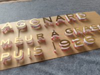 Lettres en acier inoxydable titane brossé de 3 mm sur base acrylique de 38 mm d'épaisseur, signalétique combinée haut de gamme personnalisée pour les façades de marques