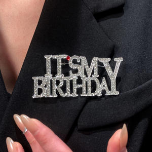 Regalo de cumpleaños de estilo, broche de letra inglesa con diamantes de colores para hombres/mujeres, traje de moda, accesorio de ramillete, chapado en aleación principalmente - Product Image 2