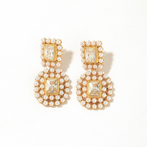 ต่างหูห้อยชุบทองรูปทรงเรขาคณิตประดับคริสตัลและมุกแบบฝังขอบ งานปาร์ตี้ เครื่องประดับสแตนเลส รุ่น YE39 - Product Image 5