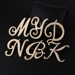 Nuovo Stile Spilla con Lettera e Perle in Stile Europeo e Americano, Versatile per Abbigliamento, Elegante, Grande Formato 6CM - Product Image 1