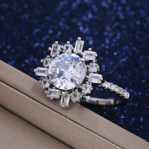 Anello di Fidanzamento F471 per Donna in Oro Bianco con Diamante Taglio Brillante Rotondo Colore D Naturale e Pietre Laterali a Baguette - Product Image 6